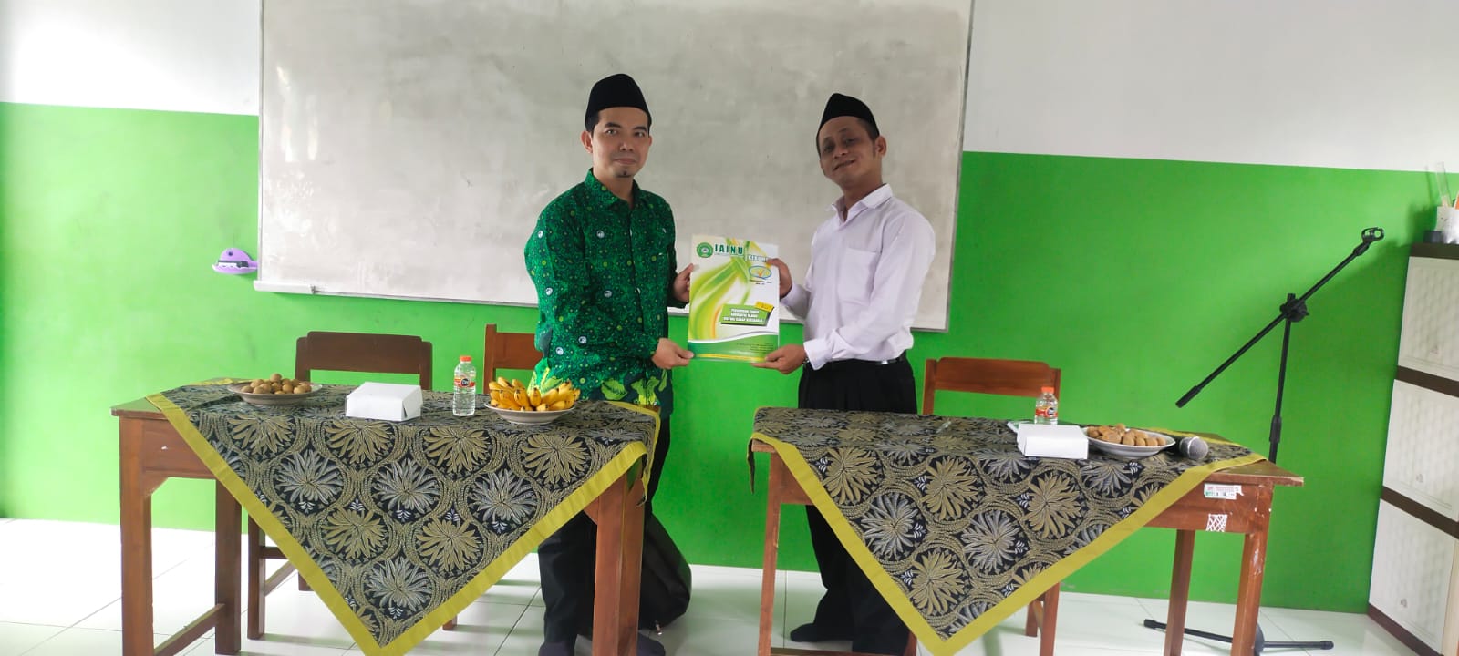 Serah Terima Mahasiswa PPL IAINU Kebumen di MI Plus Jaryul Ulum