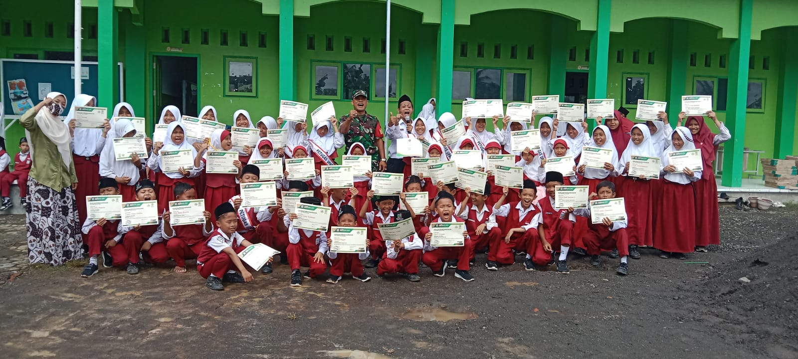 UPACARA PENGIBARAN BENDERA BERSAMA BABINSA KORAMIL 19/KUWARASAN