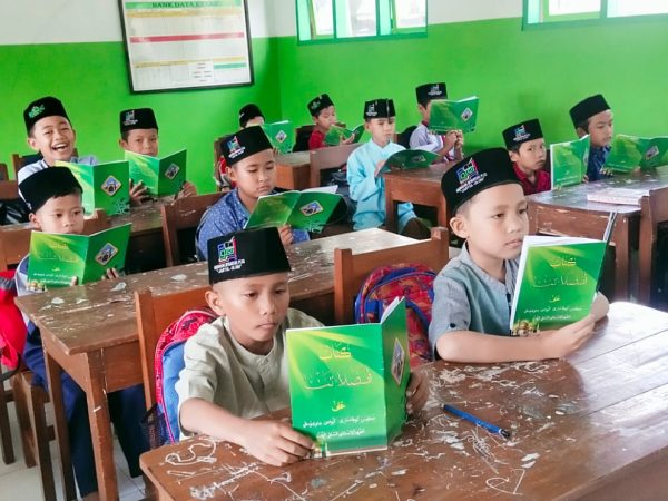 NGABUBURIT-Ngaji Bareng Ustadz-Ustadzah dan Murid MI Plus Jaryul Ulum