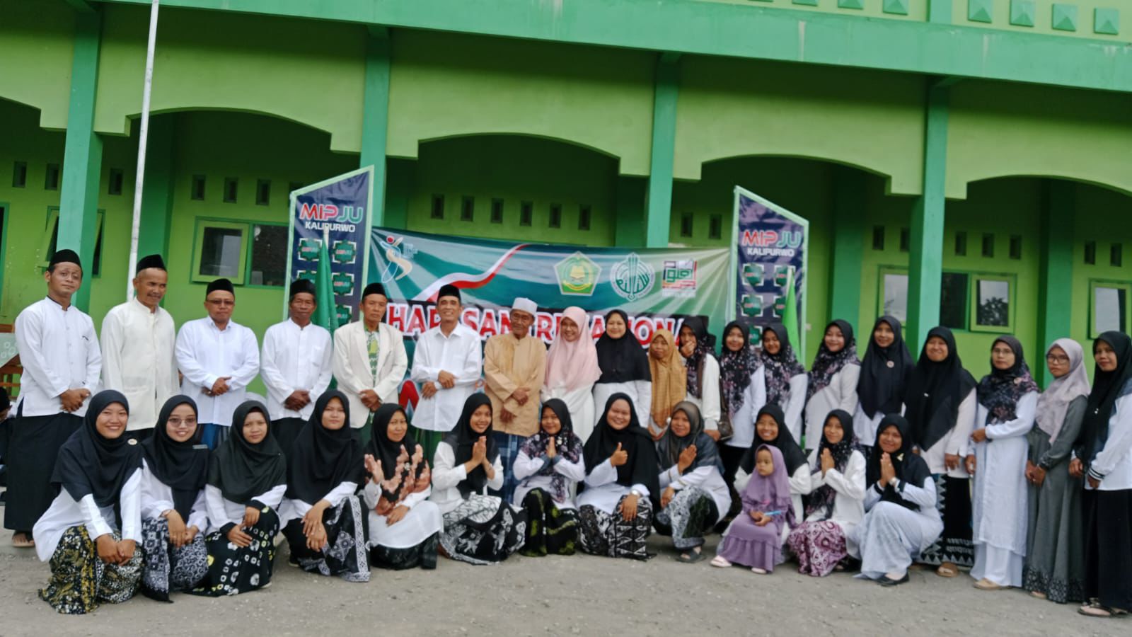 MI PLUS JARYUL ULUM GELAR APEL PERINGATAN HARI SANTRI NASIONAL 2024